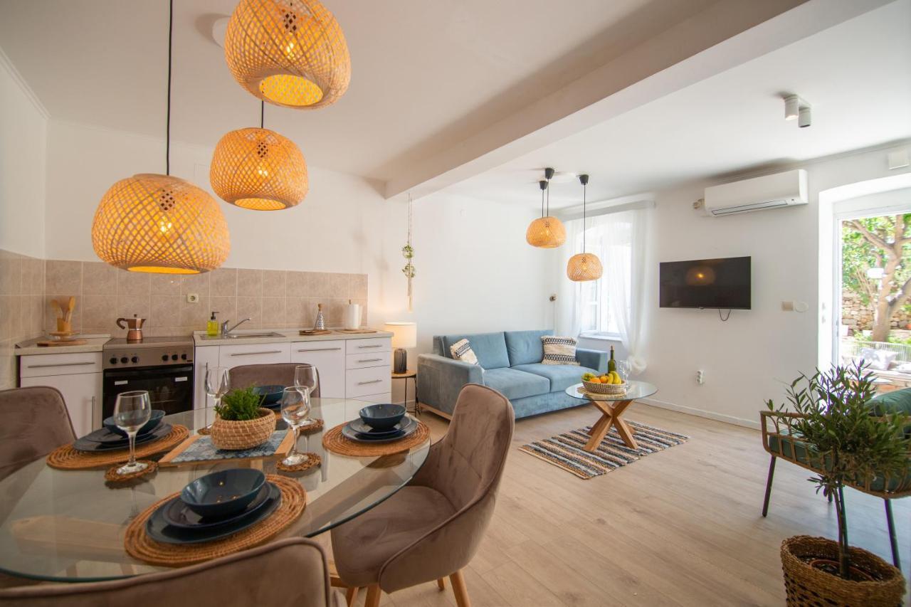 Apartments Mali Raj Komiža 外观 照片